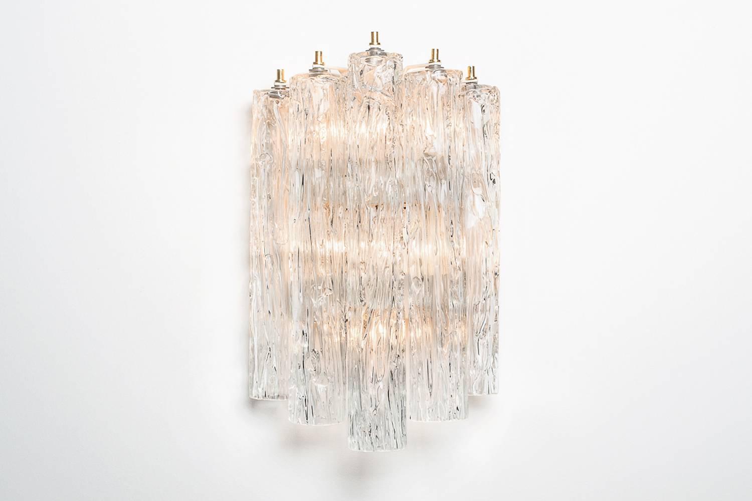 Extraordinary Murano wall sconce by Toni Zuccheri for Venini, Italy 1960s. Beautiful ‘Cortecci’ (tree bark) artistic clear glass tubes in Very Big size, ø 7 x L 46 cm. The heavy tubes are mounted with nice brass hoods to the solid framing. The lamp