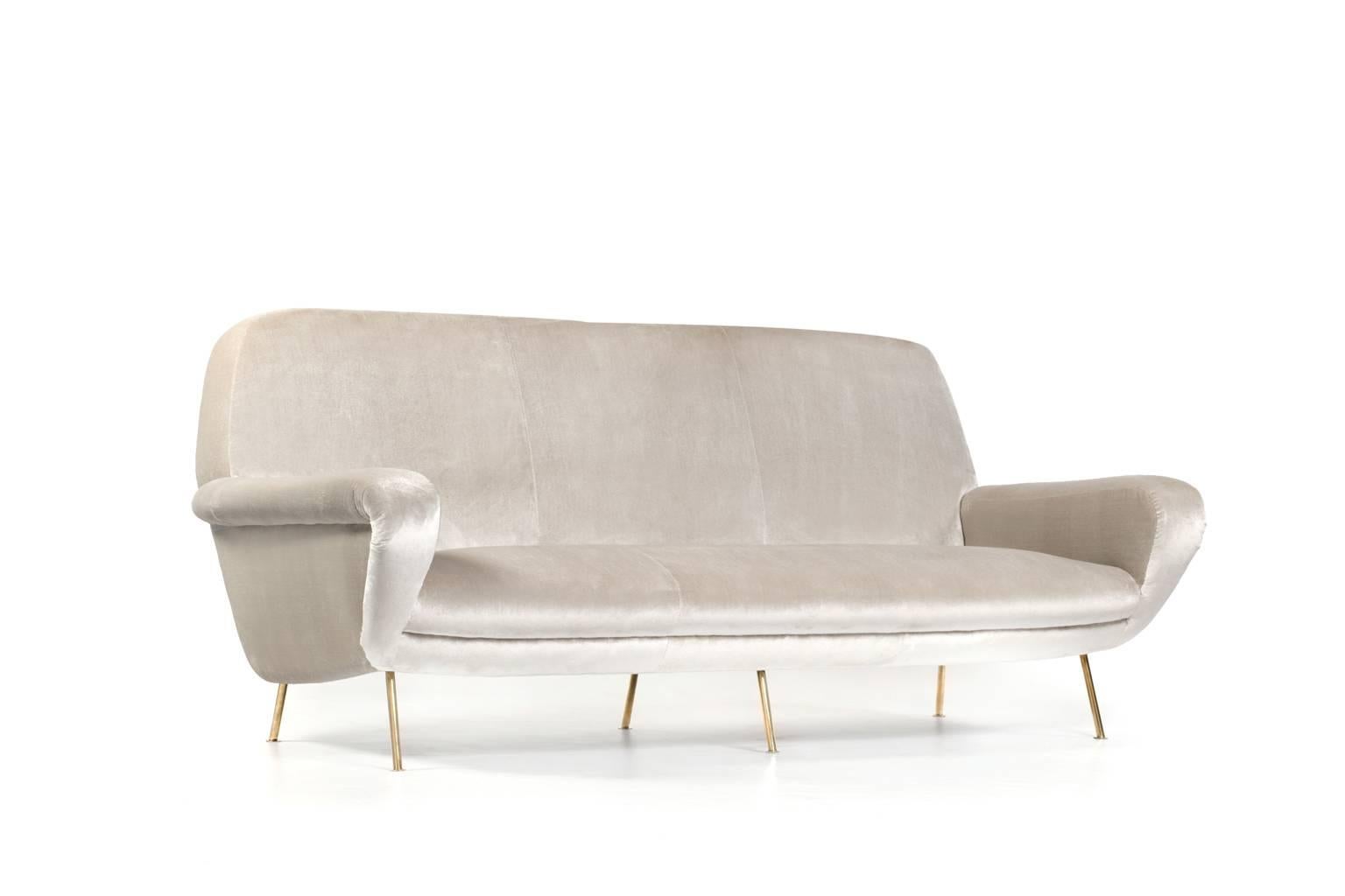 Exclusive sofa model ‘830’ by Gianfranco Frattini for Cassina, Italy, 1954. Beautiful elegant design on chic brass legs. Early 1950s edition reupholstered with a high quality Champagne colored velvet which provides a very chic and soft feeling.