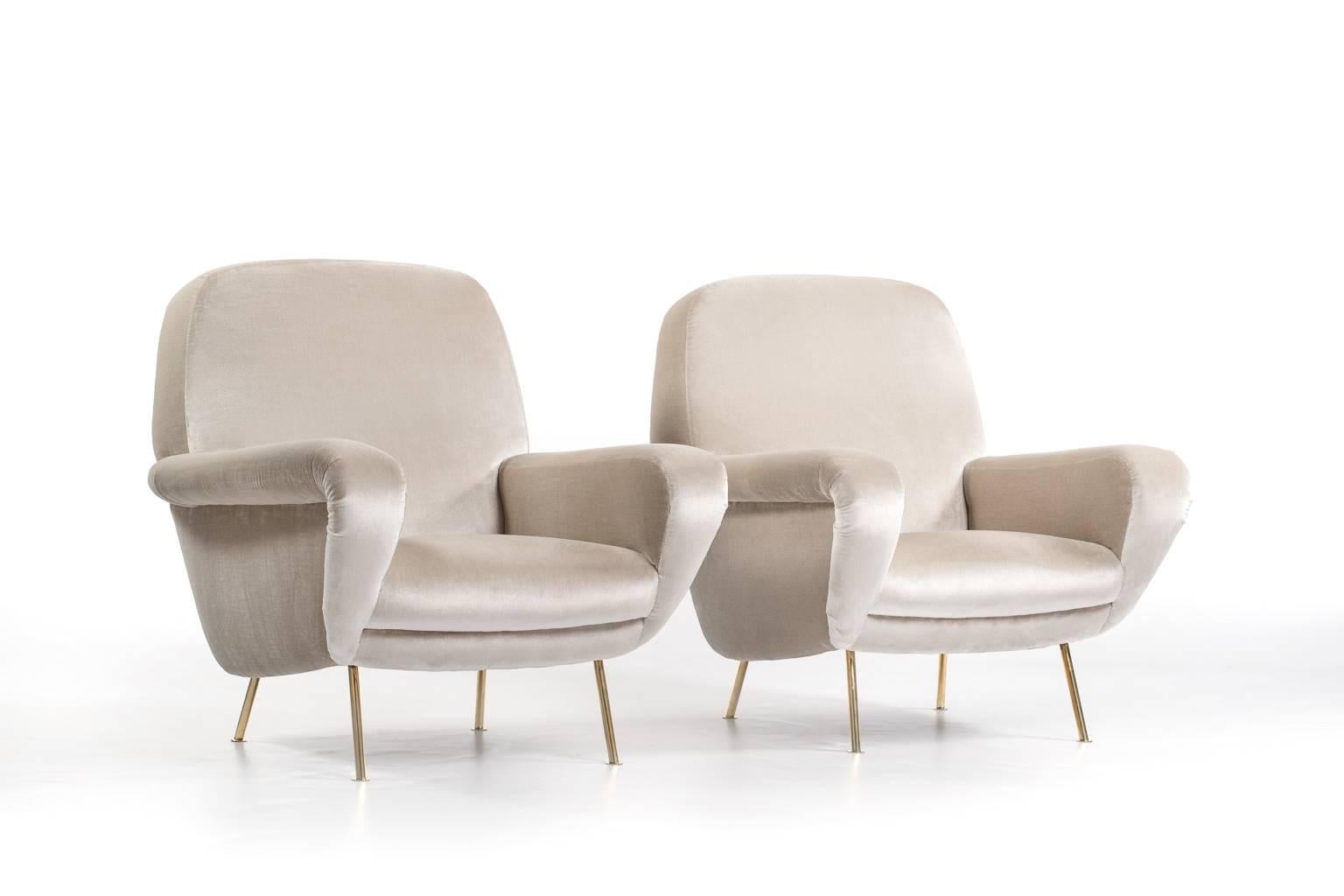 Exclusive set of lounge chairs model ‘830’ by Gianfranco Frattini for Cassina, Italy, 1954. Beautiful elegant design on chic brass legs. Early 1950s edition reupholstered with a high quality champagne colored velvet which provides a very chic and