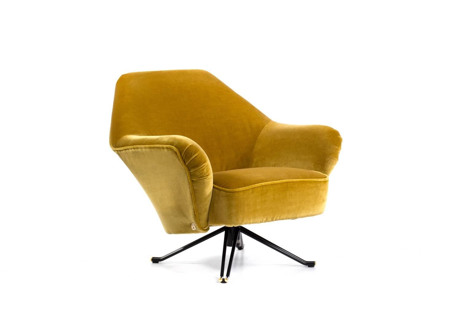 Rare P32 lounge chair by Osvaldo Borsani for Tecno, Italy, 1956.
Beautiful elegant soft forms on a nice black metal swivel base with chic brass details. Upholstered in a high quality warm yellow ochre velvet. The chair is equipped with nice