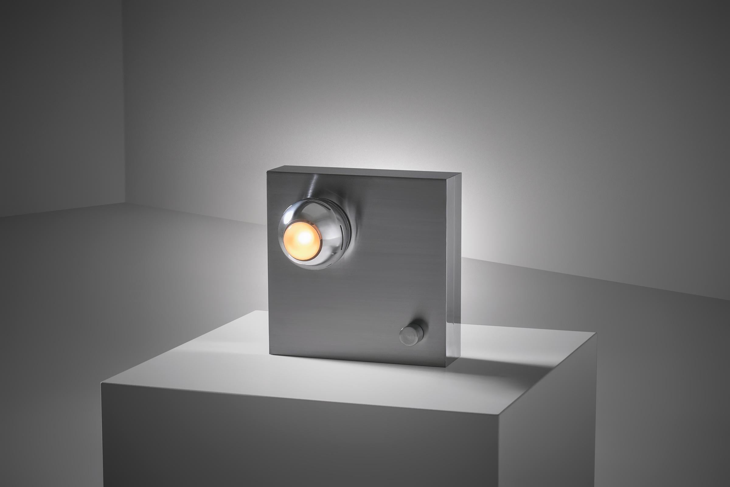 Lámpara de mesa cúbica mod. 14096 de Angelo Lelii para Arredoluce, Italia 1970. Intrigante diseño compuesto por formas primarias: una base con forma cúbica, una fuente de luz con forma de esfera y un interruptor cilíndrico. La variación de