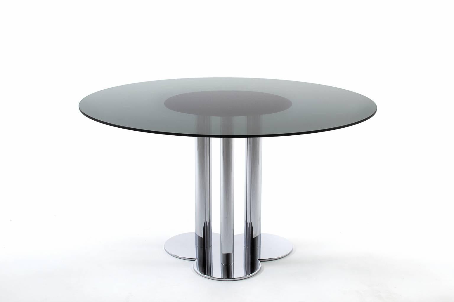 Trifoglio dining table by Sergio Asti for Poltronova, Italy, 1968. High quality chrome-plated base with three lobed segments and support columns that are varying widths. The chrome matches very good with the 15 mm thick metal blue toned glass. The