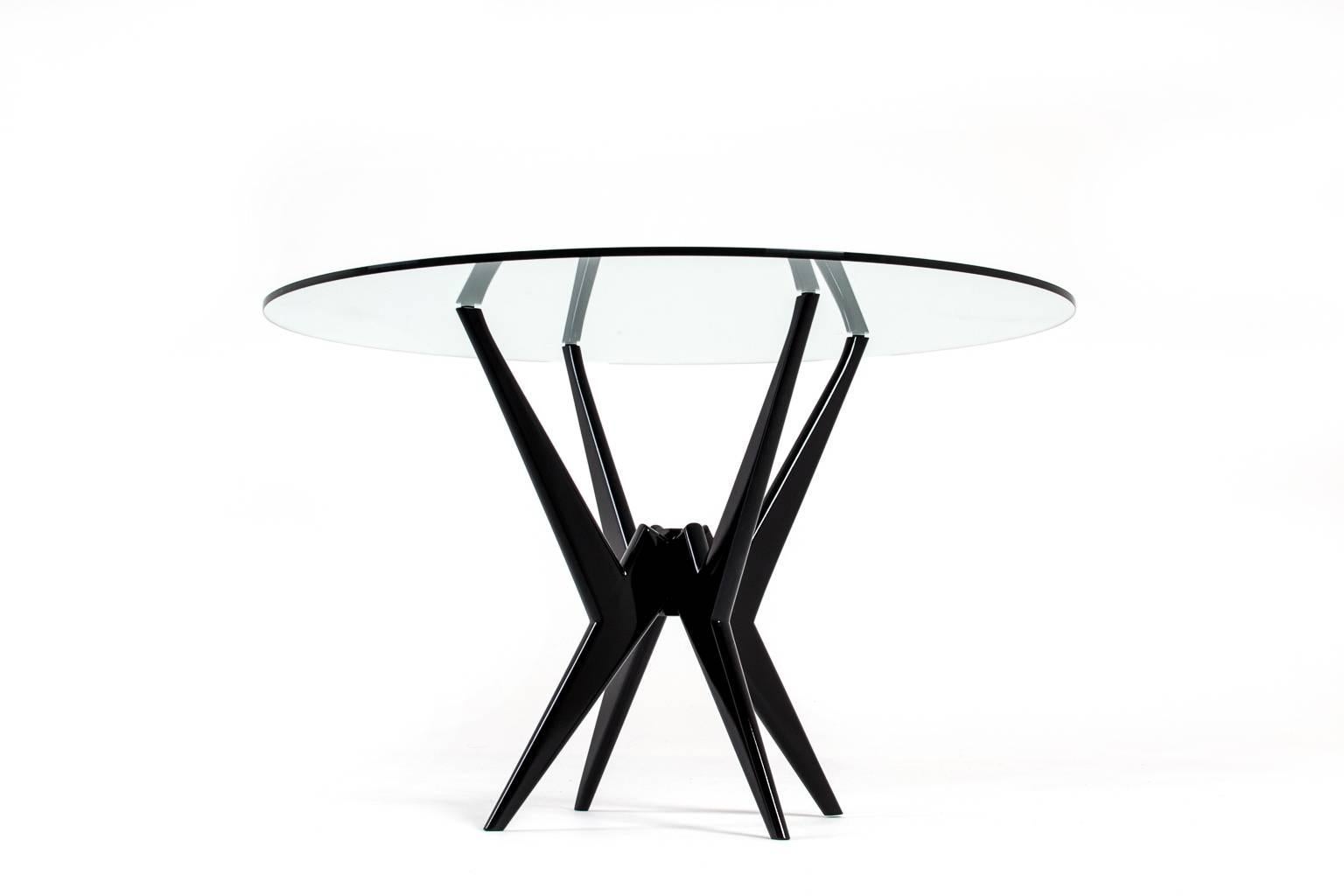 Stunning black lacquered round dining table attributed to Gianni Vigorelli, Italy, 1950s. Base out of sold wood finished in a high gloss black lacquer, on top lays the original thick round glass plate. Can be used both as a dining but also as a