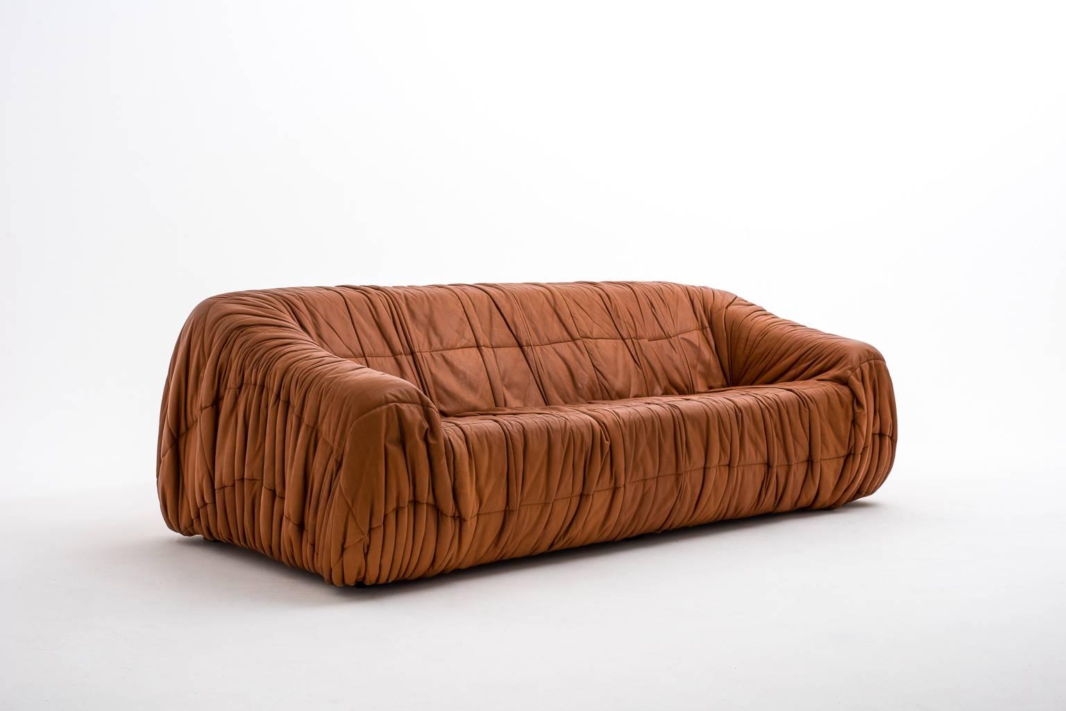 Distinctive 'Piumino' sofa by Jonathan de Pas, Donato D'urbino & Paolo Lomazzi for Dell'Oca, Italy, 1970. Fantastic shape completely moulded out of foam and covered with gorgeous cognac colored leather. Extremely comfortable. In excellent