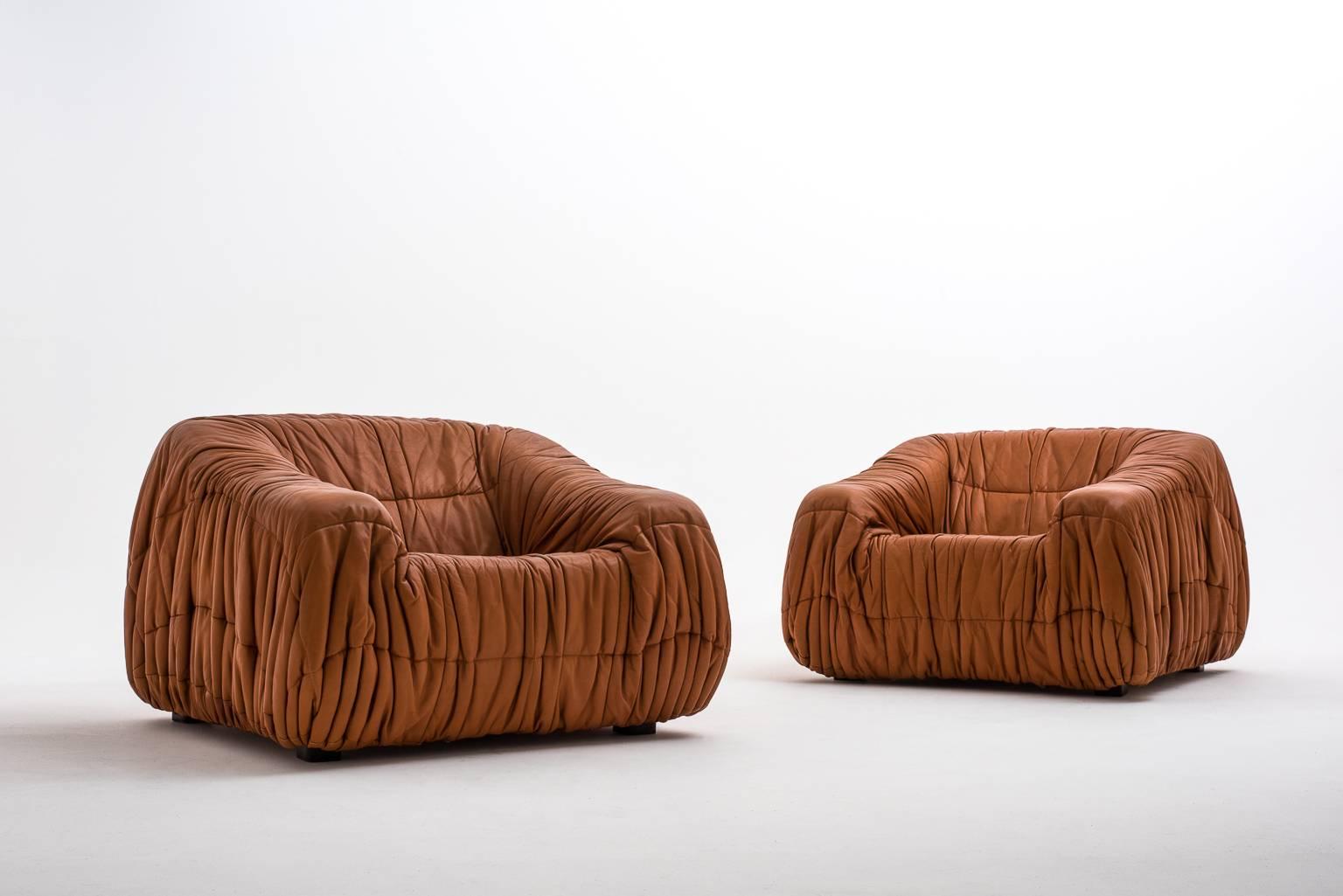 Distinctive 'Piumino' lounge chairs by Jonathan de Pas, Donato D'urbino & Paolo Lomazzi for Dell'Oca, Italy 1970. Fantastic shape completely moulded out of foam and covered with gorgeous cognac colored leather. Extremely comfortable. In excellent