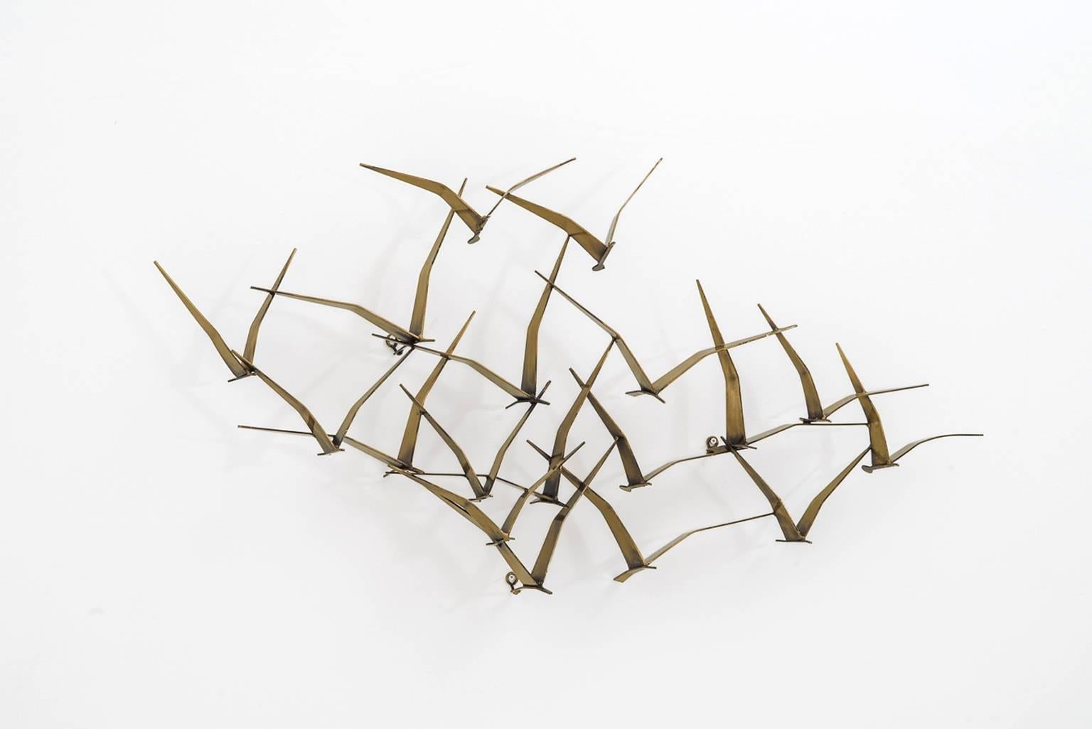 Beautiful wall sculpture by Curtis Jere, USA, 1970s. Very decorative and piece imagine a flock of birds / birds in flight. Very well made with a beautiful coloration. The sculpture hangs 'free' from the wall which gives it a spacious feeling and