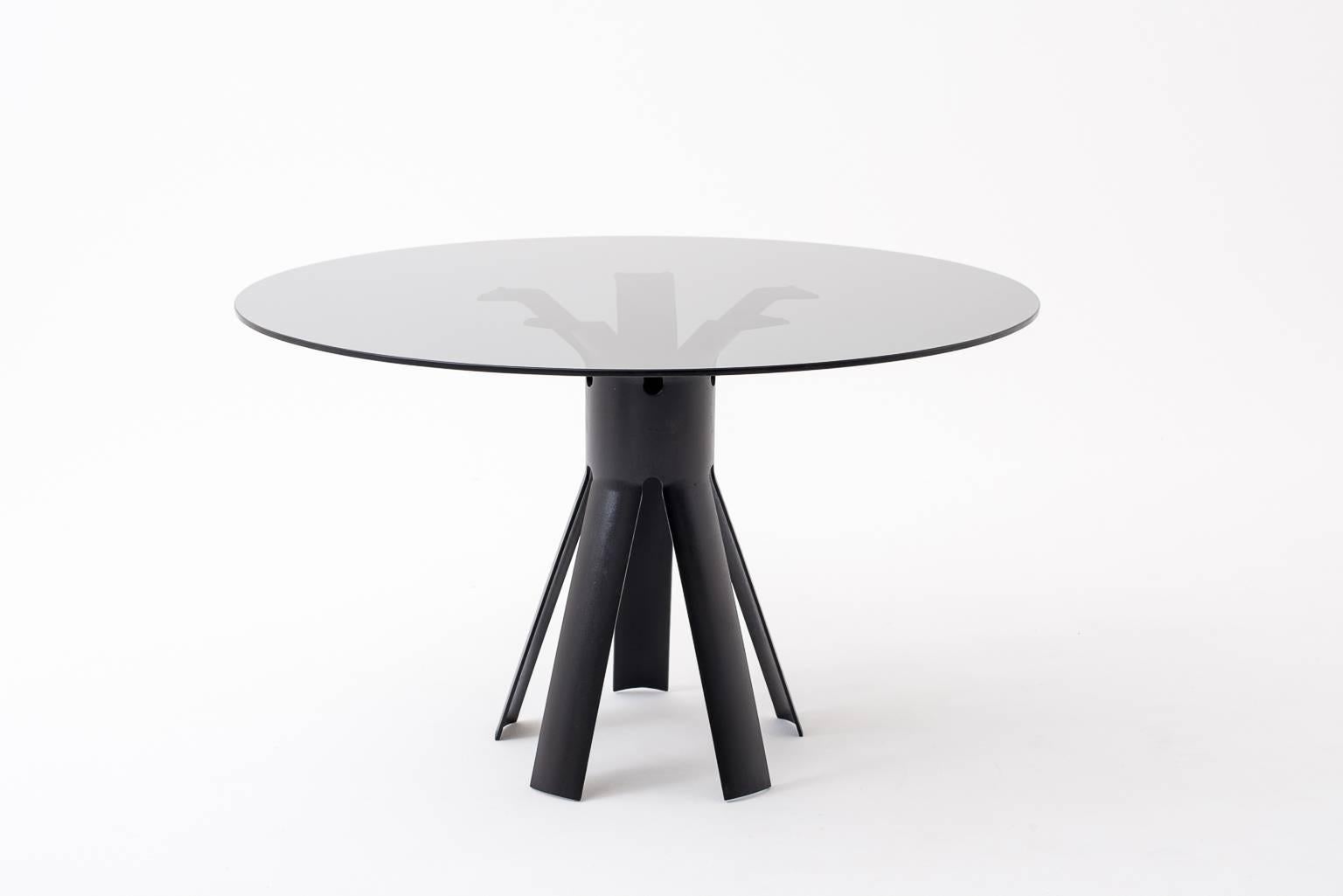 Sculptural ‘Longobardo’ table by Angelo Mangiarotti for Skipper, Italy, 1970.
Longobardo was a Germanic nation lived in the Northern parth of Italy in the time of the Romans between 568 – 774.
The metal base was deliberately kept raw to emphasize