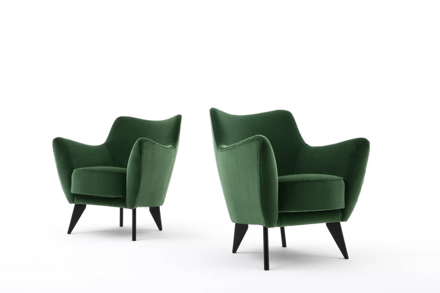 Beautiful pair of ‘Perla’ armchairs by Giulia Veronesi for ISA Bergamo, Italy, 1952. Elegant curved shape with nice distinctive sharp tapered wooden legs. The chairs are fully reconditioned and are upholstered in a high quality bottle green velvet