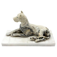 Escultura Art Déco de Europa continental de un gran danés tumbado, con base de mármol, década de 1930