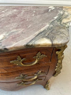 Französische Miniaturkommode im Louis-XV-Stil aus dem 19. Jahrhundert oder Verkaufsmuster mit Marmor