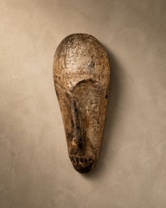 Masque ancien en bois libérien sculpté à la main, présentant une patine vieillie, Afrique de l'Ouest
