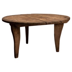 Antique American Round Coffee Table with Straight Splayed Legs, Darker Tone