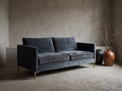 ABC Carpet & Home: „Smoked Slate“-Samt-Sofa mit geraden Armlehnen und Messingbeinen