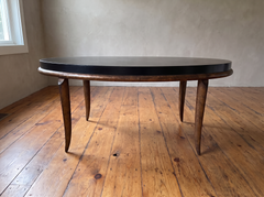 Table basse ovale noire de style « mid-century », avec bordure en bronze et pieds en forme de sabre