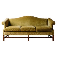 Sofá «Camelback» vintage de terciopelo color Chartreuse con brazos en forma de voluta y patas de caoba
