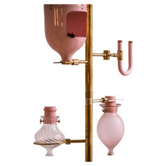 Lámpara de pie «Emotional Lab Light Brass» de Hania Jneid Iluminación contemporánea