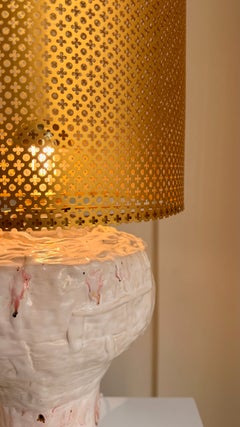 Lámpara de mesa Veil I «Halo» — Gres y aluminio dorado perforado