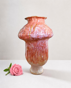 « Tender Memory » : vase sculptural en céramique rose-rouge à reflets dorés, par Hania Jneid