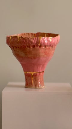 « Pink Memory » : vase sculptural en céramique rouge à reflets dorés, par Hania Jneid