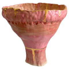 « Pink Memory » : vase sculptural en céramique rouge à reflets dorés, par Hania Jneid