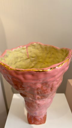 Jarrón escultural de cerámica roja «Pink Flavor», con brillo dorado, de Hania Jneid