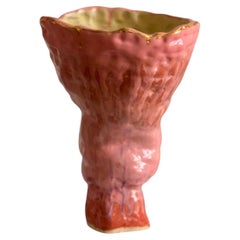 Jarrón escultural de cerámica roja «Pink Flavor», con brillo dorado, de Hania Jneid