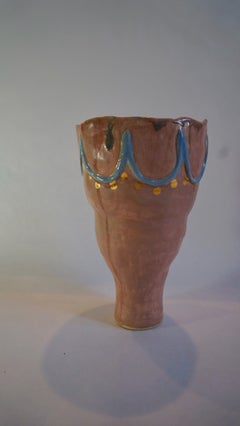 Vaso scultoreo in ceramica rosa “Soft Memory” con lucentezza dorata di Hania