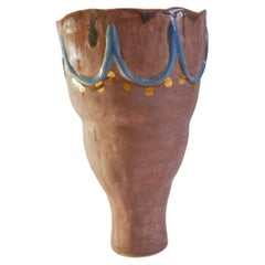 Vaso scultoreo in ceramica rosa “Soft Memory” con lucentezza dorata di Hania