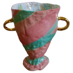 "Dolce ricordo": vaso scultoreo in ceramica rosa e verde con lucentezza dorata di Hania Jneid
