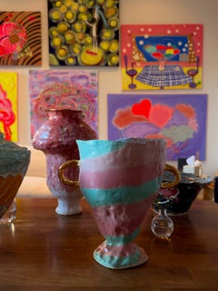 "Dolce ricordo": vaso scultoreo in ceramica rosa e verde con lucentezza dorata di Hania Jneid