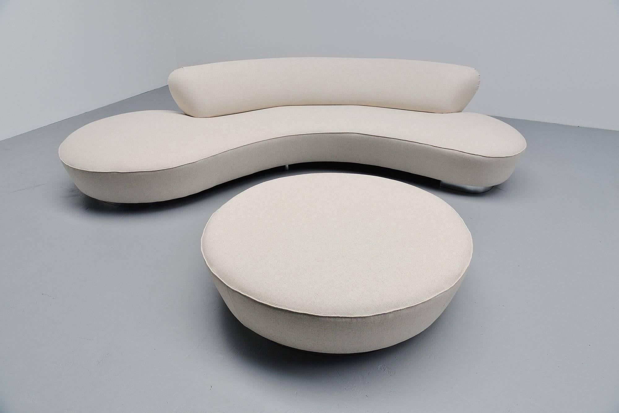 Amazing large lounge sofa designed by Vladimir Kagan for Kagan Dreyfuss, USA, 1990. This sofa was designed by Kagan for Directional and this example is from circa 1990. It is one of the most iconic designs by Kagan emphasizing the both sculptural