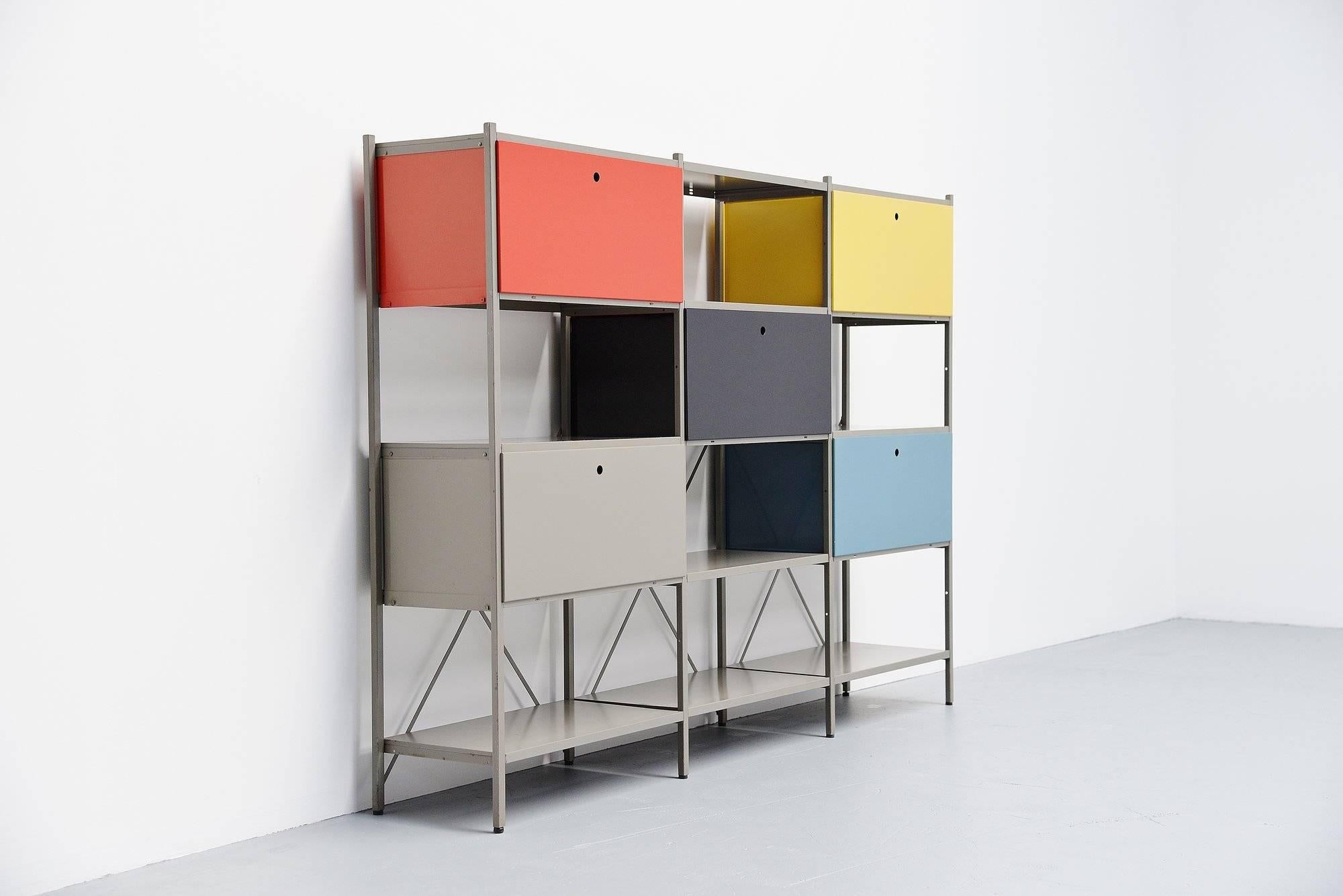 Impressive industrial bookcase model 663, wall unit or room divider designed by Wim Rietveld (1924-1985) son of Gerrit Thomas Rietveld, for Gispen Culemborg in 1954. A very nice modular wall unit that can be built by your own taste and needs. This