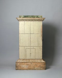 Raro armario de columnas de estilo gustaviano tardío con decoración de estufa de azulejos, h. 1790