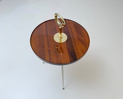 Italienischer Dreibein-Beistelltisch („Gueridon“) aus den 70er Jahren, aus Holz und Messing
