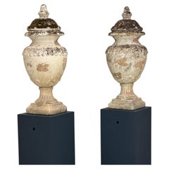 Paire d'élégants vases français de forme urne, avec couvercle, en terre cuite, fin du XIXe siècle.