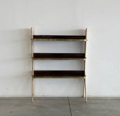 Étagère italienne des années 40 en bois, laiton et parchemin