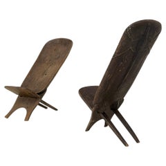 Ein Paar Holzstühle „Star Gazer“ in der Tradition des afrikanischen Kunsthandwerks