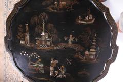Table Papier Mch anglaise du milieu du XIXe siècle avec rare base à trois pieds sur piédestal