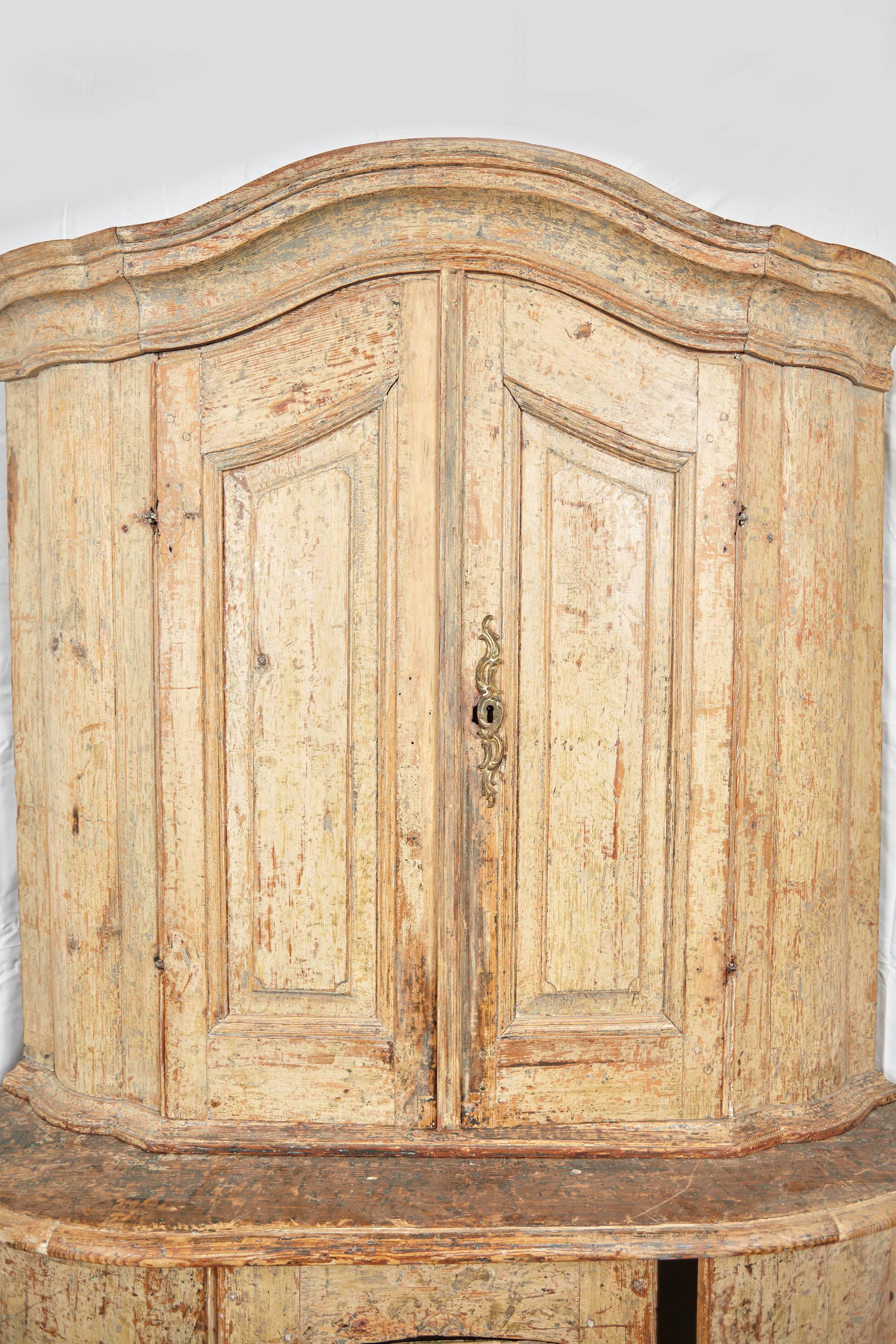 Wunderschöner zweiteiliger Gustavianischer Eckschrank, bestehend aus einem zurückgesetzten zweitürigen Schrank auf einem dreitürigen Sockel. Original abgenutzte cremefarbene Farbe auf der Außenseite mit einem schönen türkis lackierten Innenraum.