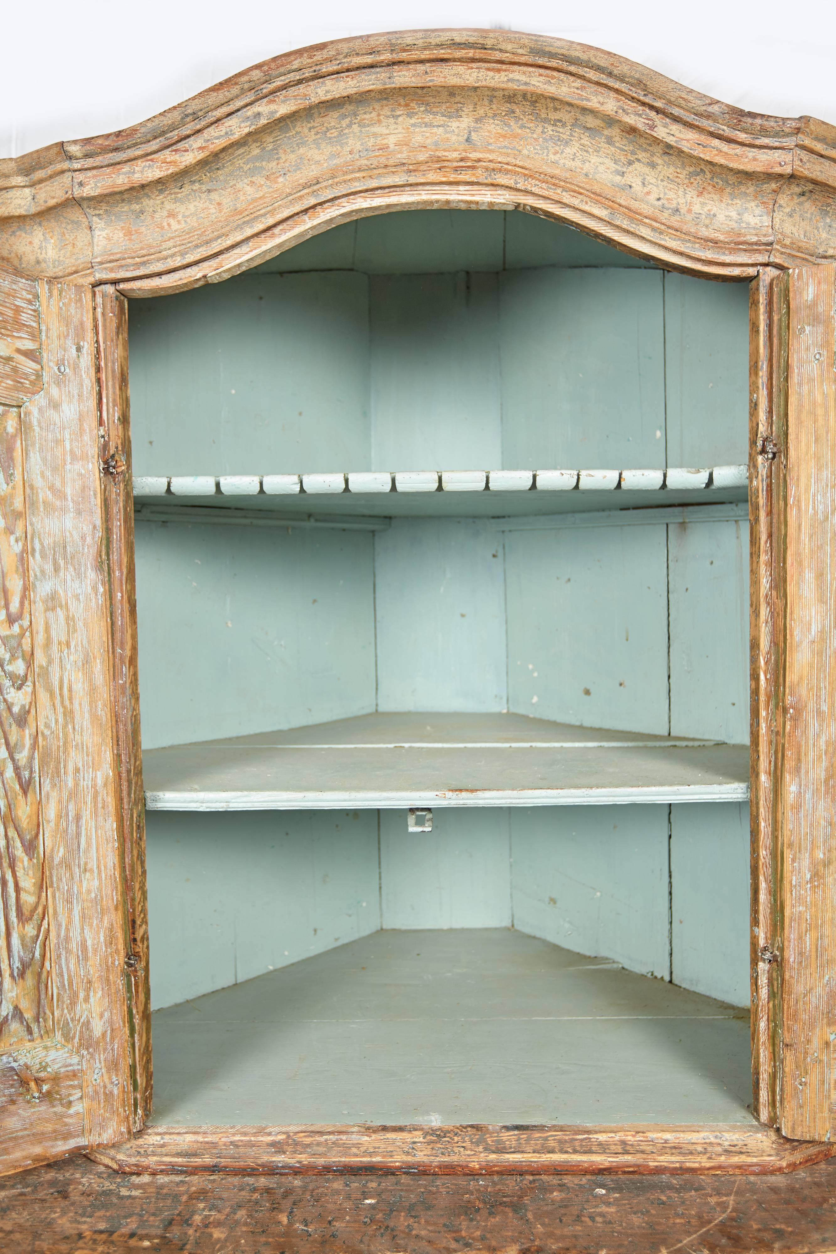 Swedish 18th Century Gustavian Corner Cabinet For Sale