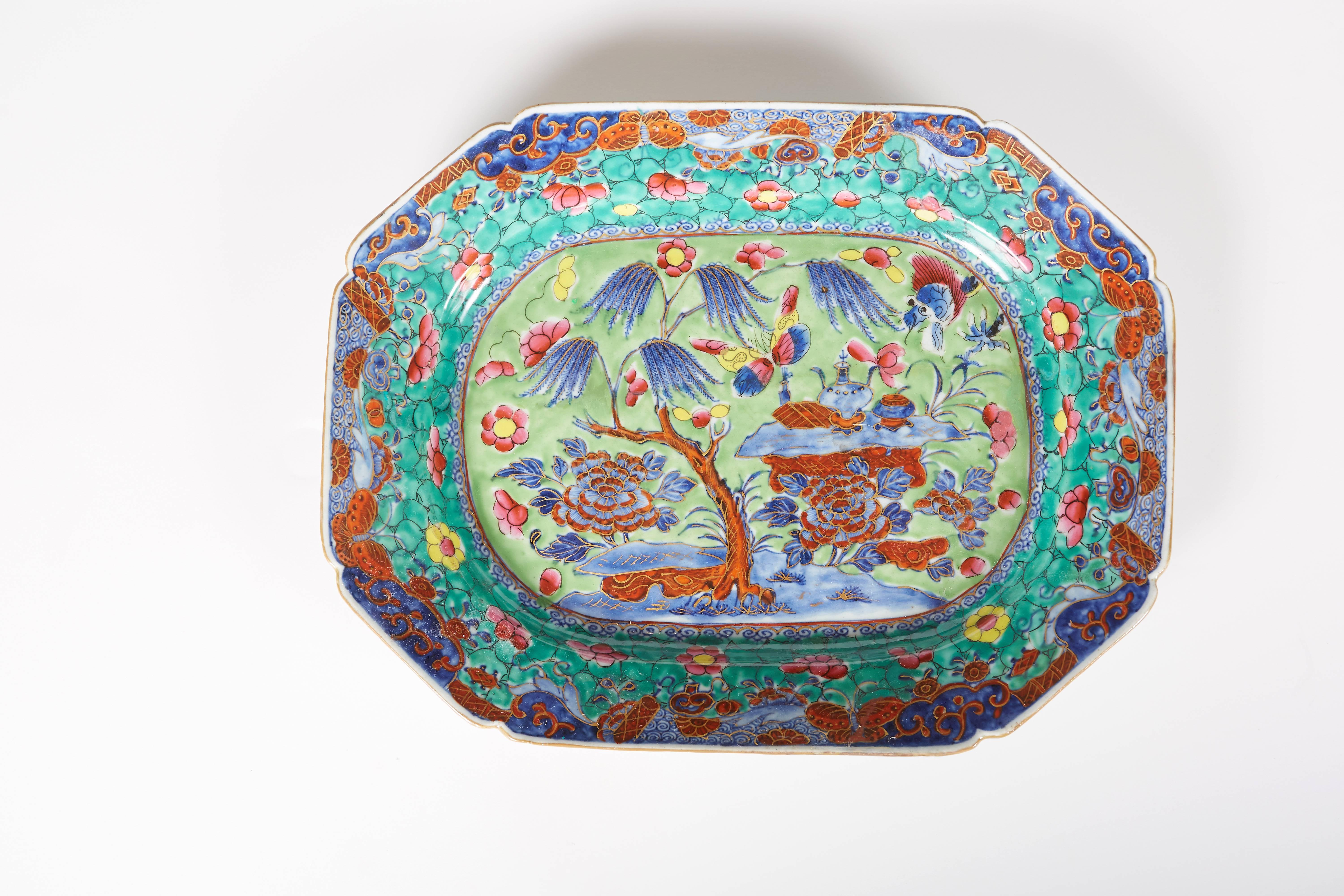 Hand-Painted Pair of 18th Century Chinese Export Clobbered Platters For Sale