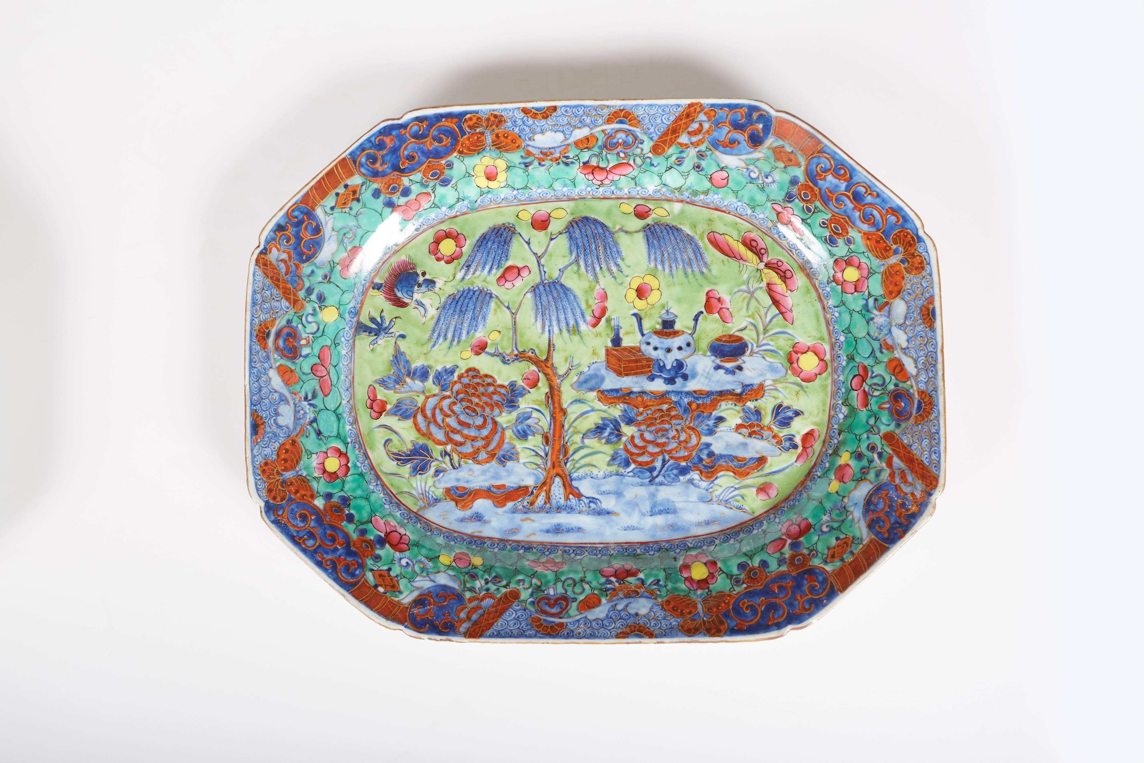 Schönes Paar chinesischer Export-Porzellanteller aus dem 18. Jahrhundert in den Farben lindgrün, smaragdgrün, kobaltblau und eisenrot mit vergoldeten Highlights.