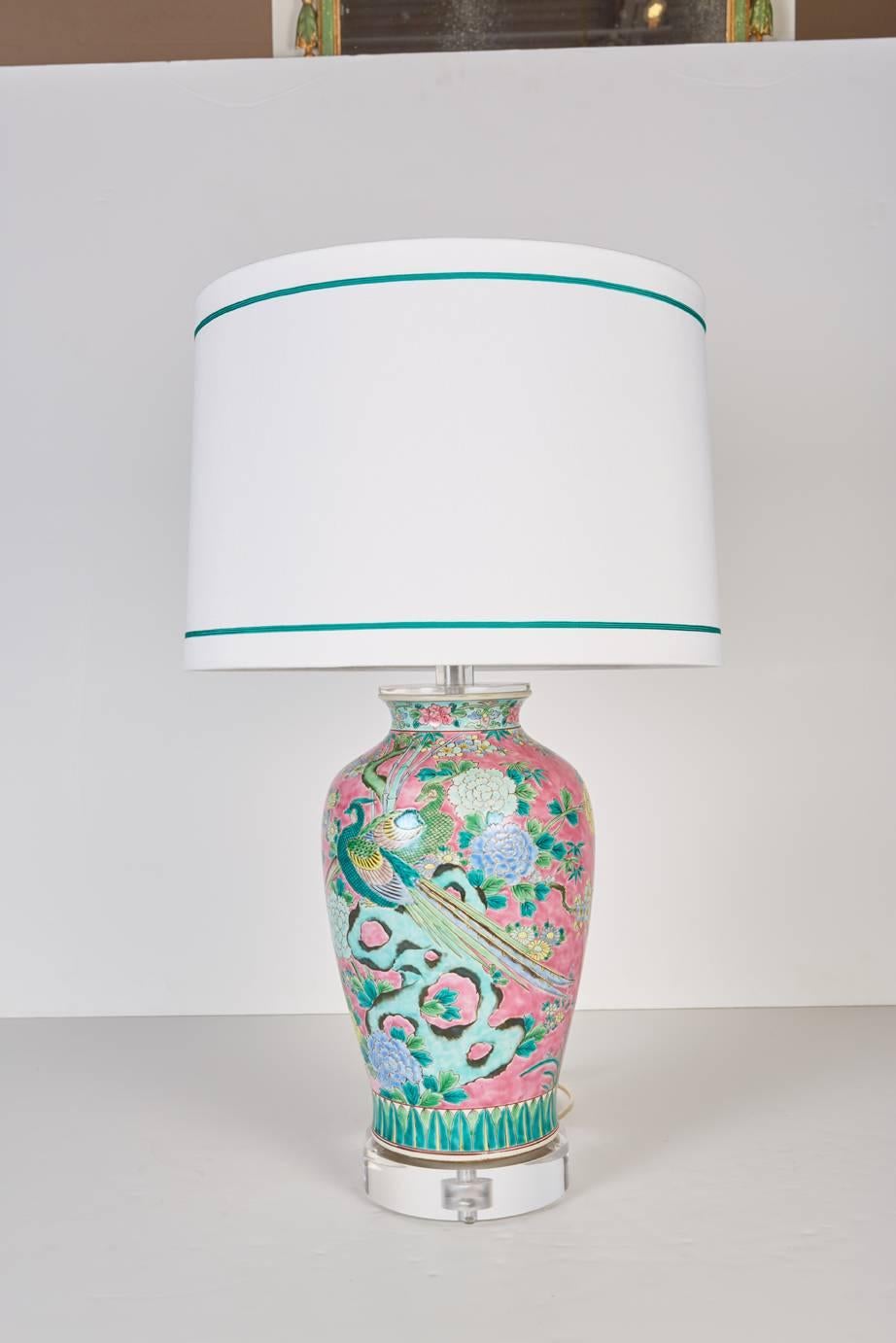 Antike japanische Porzellanvase, maßgefertigt als Lampe montiert (Handbemalt) im Angebot