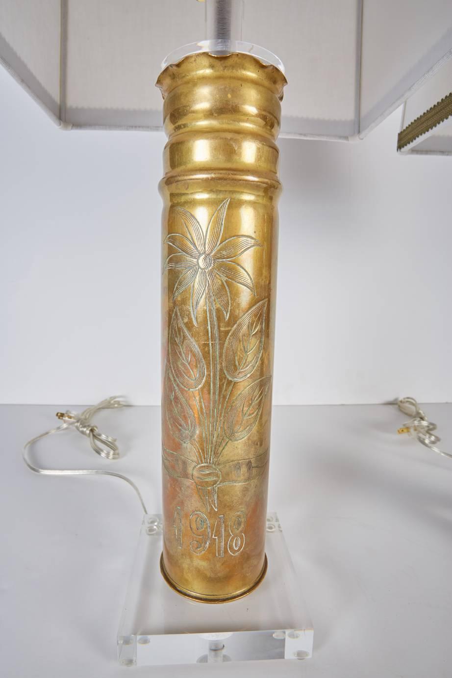 Zusammengebautes Paar Trench-Kunstvasen des frühen 20. Jahrhunderts, maßgefertigt als Lampen montiert (Graviert) im Angebot