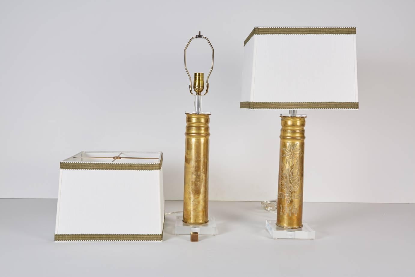Zusammengebautes Paar Trench-Kunstvasen des frühen 20. Jahrhunderts, maßgefertigt als Lampen montiert im Zustand „Hervorragend“ im Angebot in Dallas, TX