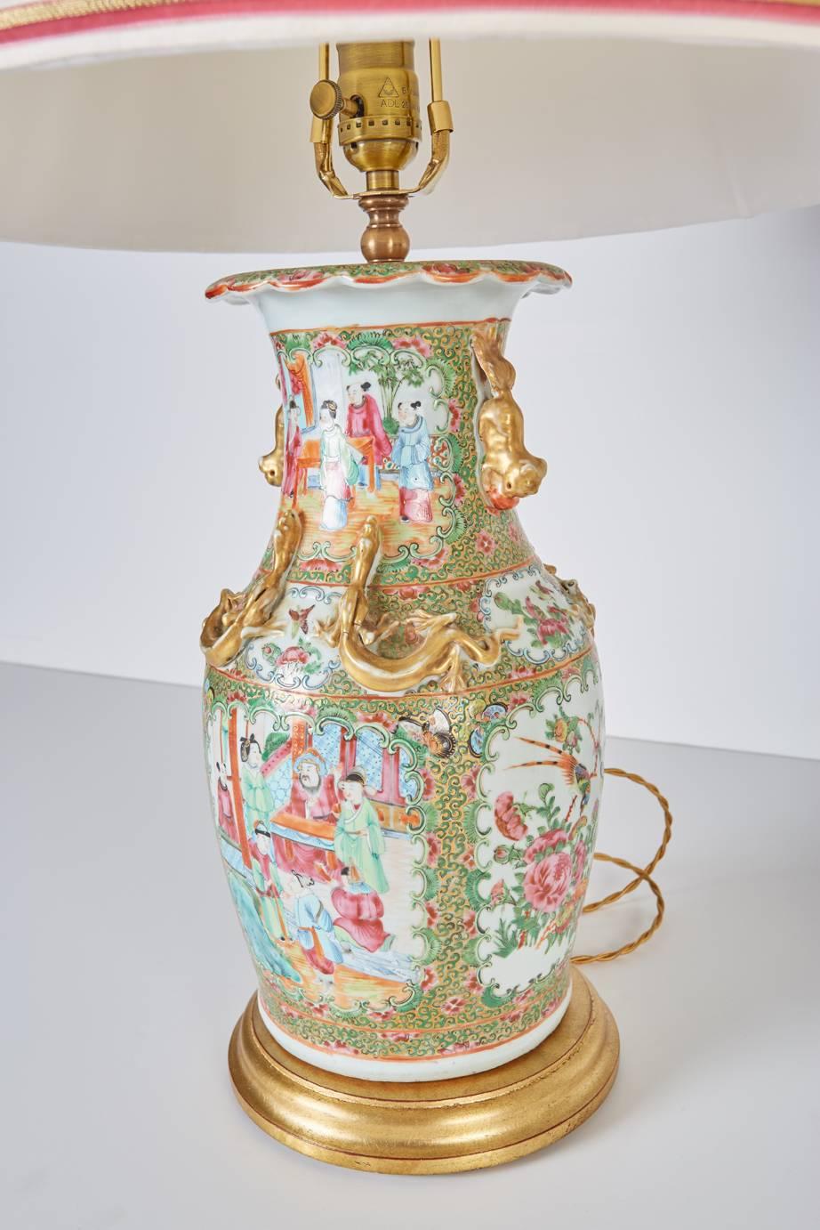 Paar antike chinesische Export-Rosen-Mandarin-Vasen, jetzt als Lampen montiert (Vergoldet) im Angebot