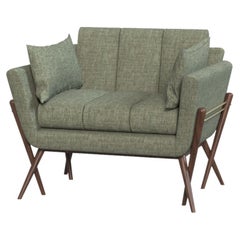 Sillón moderno de madera de nogal con tejido bouclé, fabricado en Portugal por Muranti
