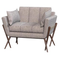 Sillón moderno de madera de nogal con tejido bouclé, fabricado en Portugal por Muranti