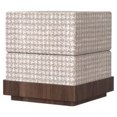 Sgabello Darwin del XXI secolo in legno di noce e tessuto bouclé, realizzato in Portogallo da Muranti