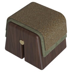 Taburete «Moose» n.º 21, de madera de nogal con acabado dorado cepillado, color natural. Fabricado en Portugal por Muranti